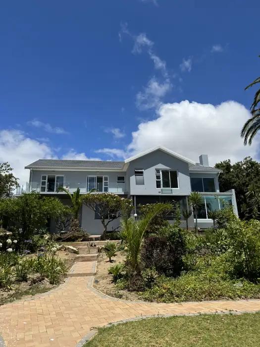 The approach to House Braeview through the garden
