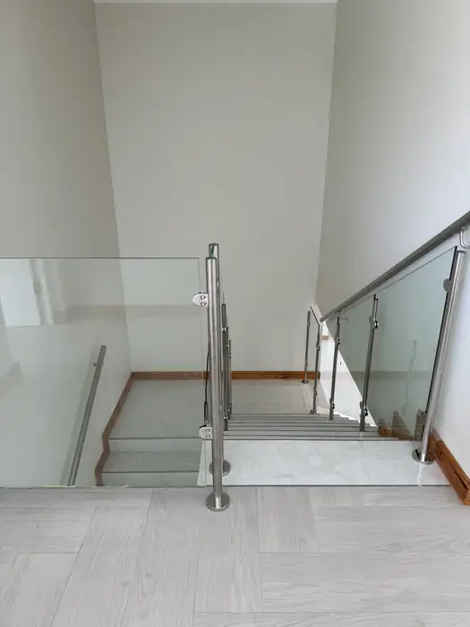 Frameless glass balustrade running up the staircase