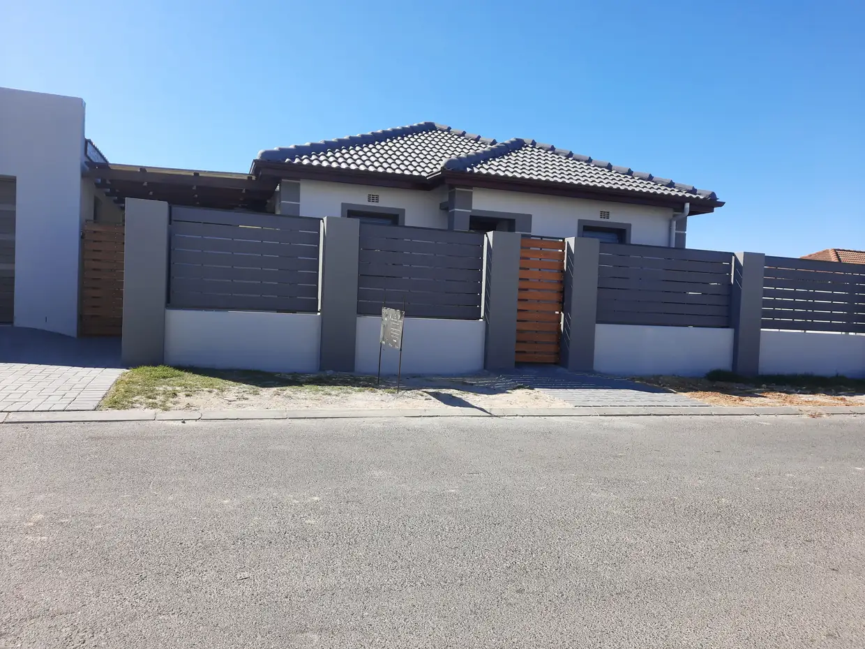 House Canham in Eerste River, the finished street frontage with its slatted boundary screens