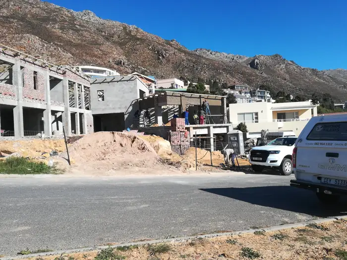 House Chapman seen from the street with the mountain behind it