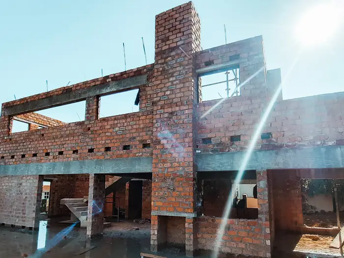 Brickwork and a cast concrete beam at House Hillcrest during the build
