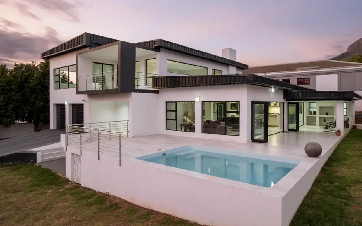 House Hillcrest finished, the pool and the house seen from the same side