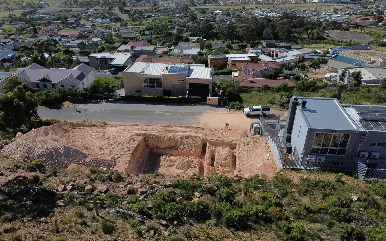 House van der Westhuizen: the cut platform with the foundation trenches set out on it