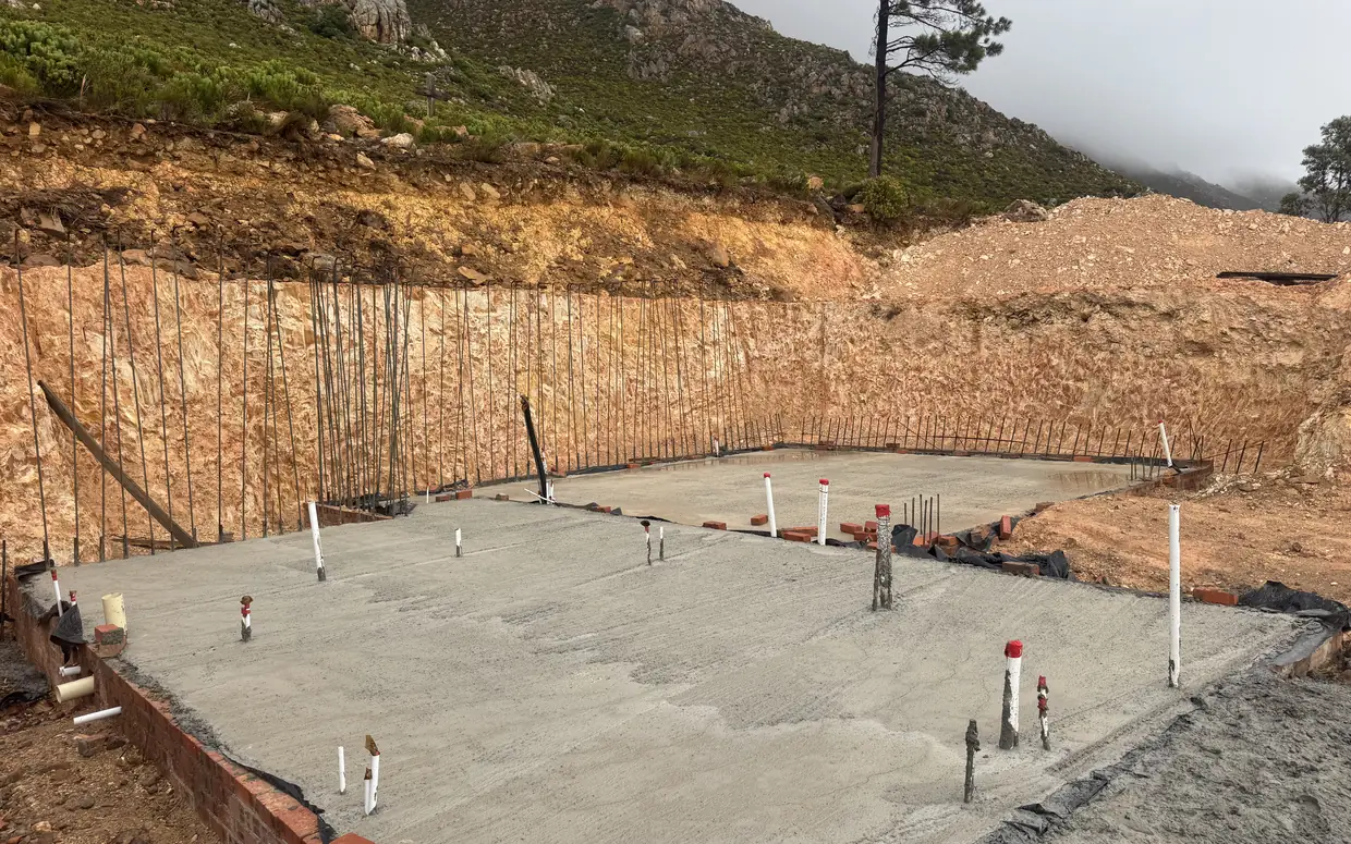 House van der Westhuizen: the ground floor surface bed cast against the excavated rock face, with the wall starter bars standing out of it